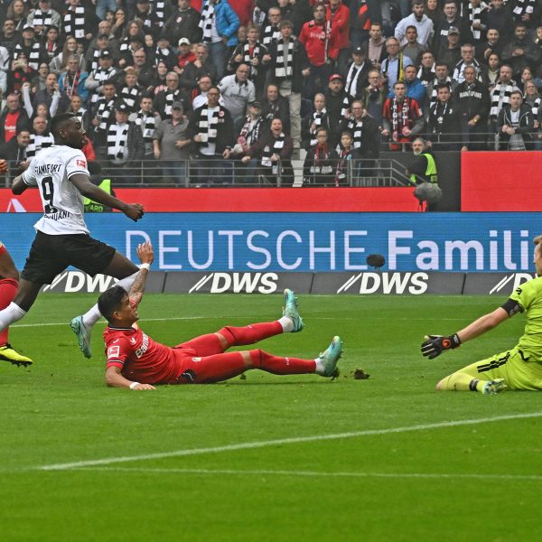  Bisher wollte der Ball noch nicht ins Leverkusener Tor. (Bild: IMAGO / Jan Huebner)