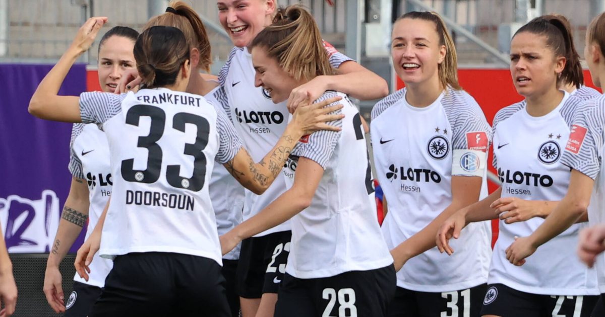  Die Eintracht-Frauen bejubeln ihre Pausenführung in Essen. (Bild: IMAGO / Beautiful Sports)