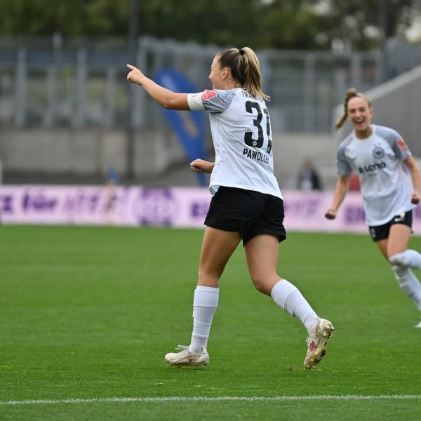  Tanja Pawollek (links) leitete mit ihrem Freistoßtor den Auswärtssieg ein. (Bild: IMAGO / foto2press)