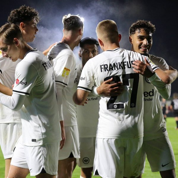  Der sicher geglaubte Sieg der U21 (hier: Archivfoto) wurde kurz vor Schluss verspielt. (Bild: IMAGO / Hartenfelser)