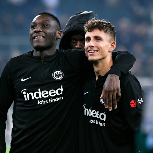  Matchwinner gegen Gladbach unter sich: Randal Kolo Muani (links) und Jesper Lindström. (Foto: IMAGO / Uwe Kraft)