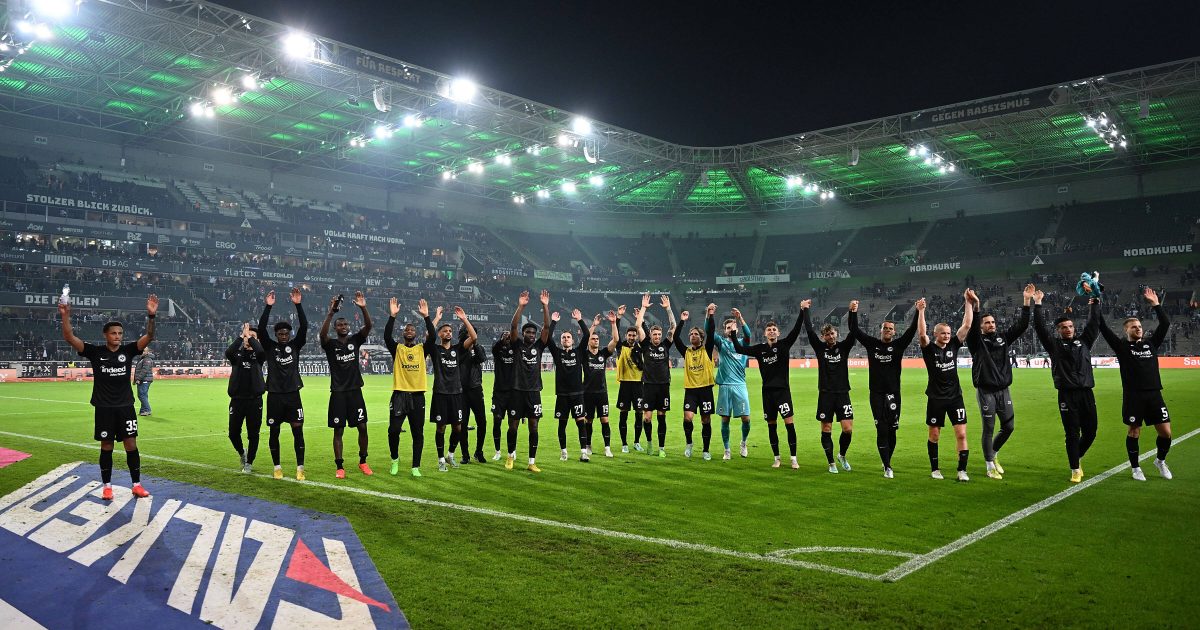 Die Mannschaft lässt sich nach dem Spiel von ihren mitgereisten Fans feiern. Der 3:1-Sieg bringt die Eintracht auf den vierten Tabellenplatz und der Höhenflug geht weiter. (Bild: imago images / Jan Huebner)
