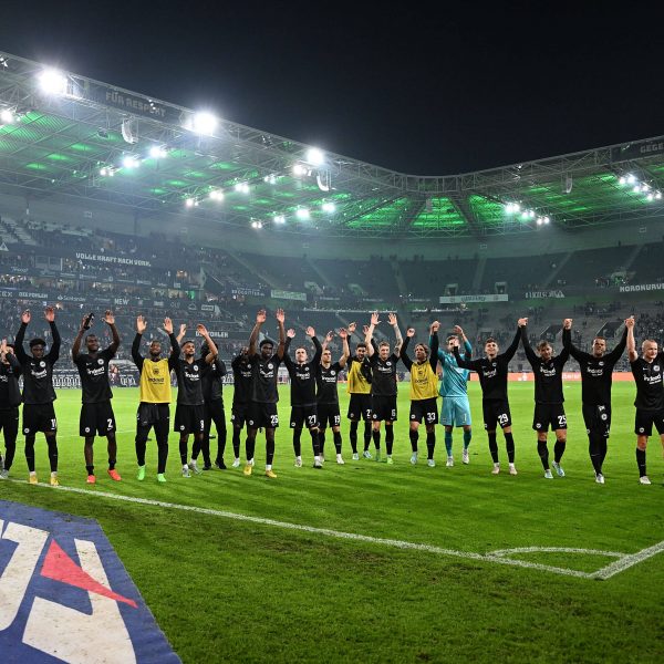  Die Mannschaft lässt sich nach dem Spiel von ihren mitgereisten Fans feiern. Der 3:1-Sieg bringt die Eintracht auf den vierten Tabellenplatz und der Höhenflug geht weiter. (Bild: imago images / Jan Huebner)