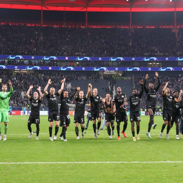  Die Mannschaft feiert vor den Fans (Bild: imago images / osnapix)