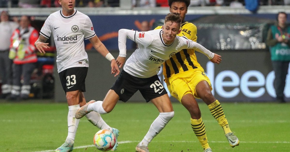 Die Szene, die Frankfurt schäumen lässt: Karim Adeyemi schubst Jesper Lindström. (Foto: imago/osnapix)