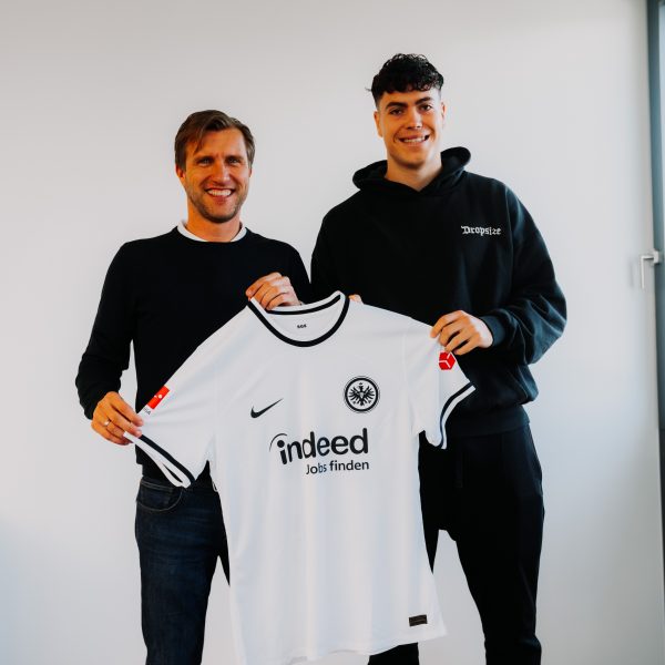  Markus Krösche und Nacho bei der Unterzeichnung des Profivertrags. (Foto: Eintracht Frankfurt)