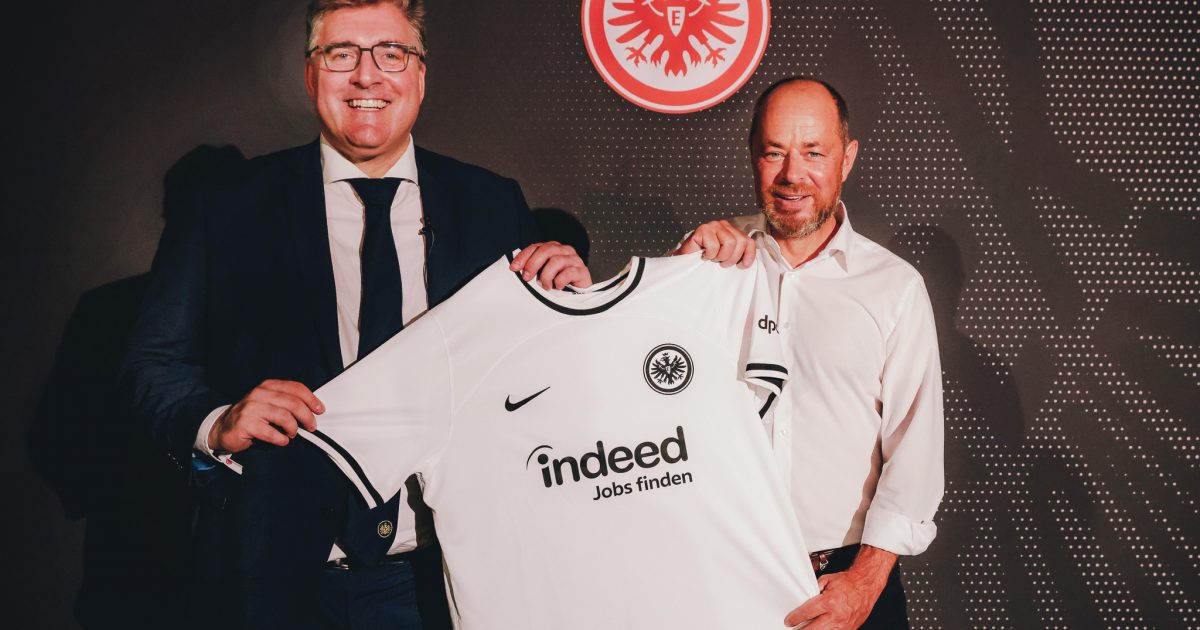Die Eintracht bekommt durch die Verlängerung mit dem Hauptsponsor Indeed frühe Planungssicherheit und weitet die erfolgreiche Partnerschaft bis 2026 aus. (Bild: Eintracht Frankfurt)