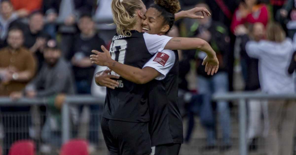  Torschützinnen unter sich: Laura Freigang und Shekiera Martinez (v.li.). (Bild: IMAGO / Beautiful Sports)