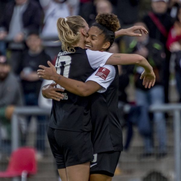  Torschützinnen unter sich: Laura Freigang und Shekiera Martinez (v.li.). (Bild: IMAGO / Beautiful Sports)