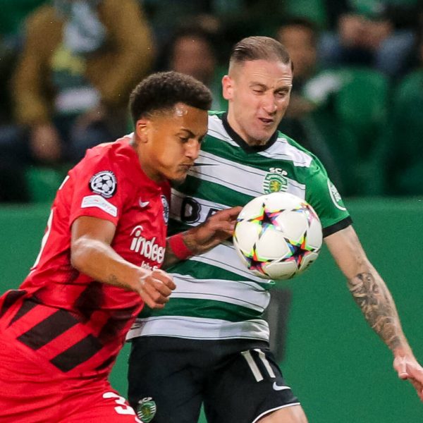  Schenken sich nichts: Tuta (li.) und Nuno Santos. Zweiterer musste nach einer guten halben Stunde verletzt ausgewechselt werden. (Bild: IMAGO / GlobalImagens)