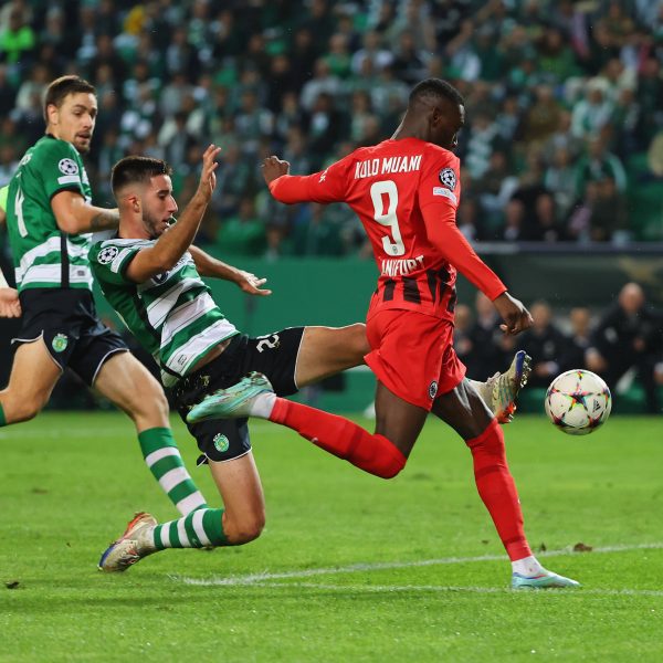  Der Moment des 2:1: Randal Kolo Muani schießt die Eintracht mit seinem Treffer in Achtelfinale der Champions League. (Bild: IMAGO / HMB-Media)
