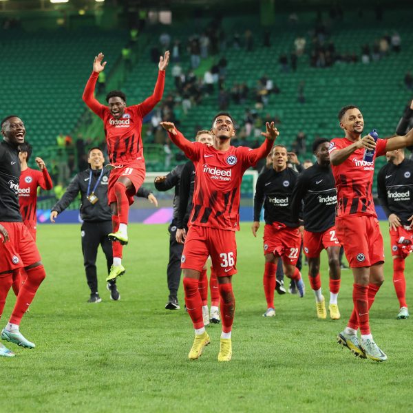  Die Adlerträger haben ein außerordentliches Lob von ihrem Trainer bekommen. (Bild: IMAGO / HMB-Media)