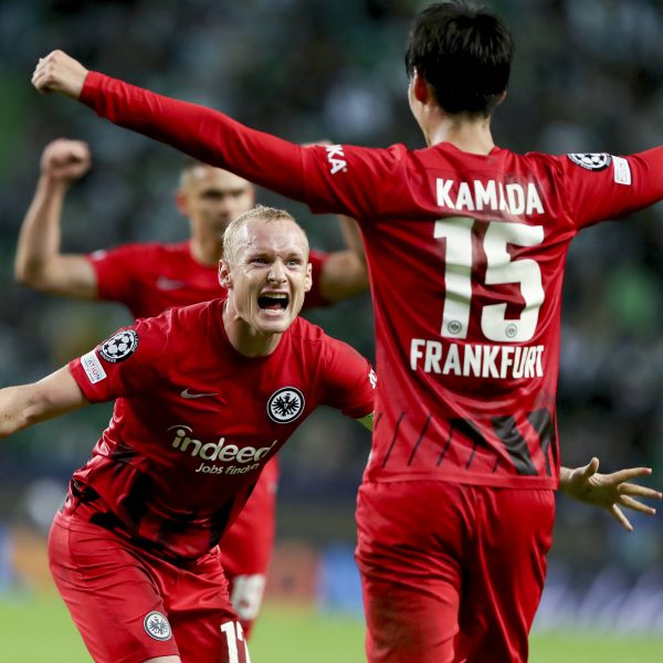  Zwei Matchwinner unter sich: Sebastian Rode und Daichi Kamada. (Foto: IMAGO / Xinhua)