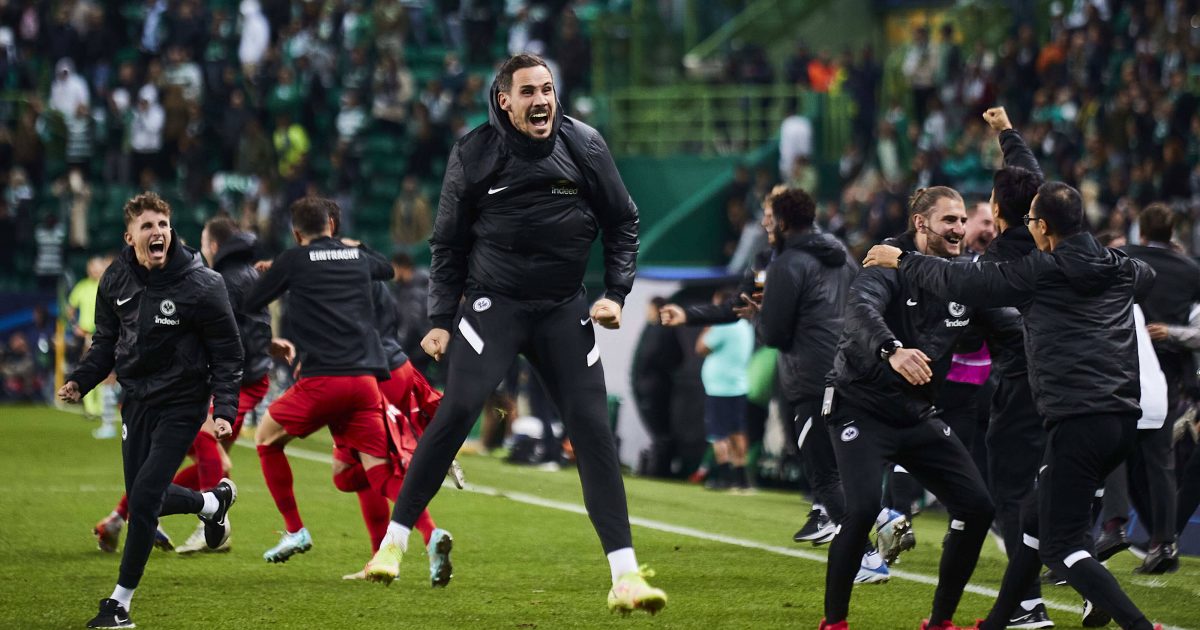 Riesen Jubel auch auf der Bank beim entscheidenden Tor zum 2:1 von Randal Kolo Muani. Alle stürmten voller Freude auf das Spielfeld und unterstrichen den großen Teamgeist der Eintracht. (Bild: imago images / Eibner)