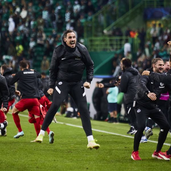  Riesen Jubel auch auf der Bank beim entscheidenden Tor zum 2:1 von Randal Kolo Muani. Alle stürmten voller Freude auf das Spielfeld und unterstrichen den großen Teamgeist der Eintracht. (Bild: imago images / Eibner)