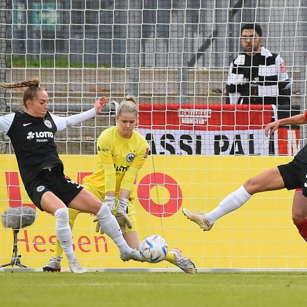  Sophia Kleinherne (links) verhindert im letzten Moment den Rückstand. (Bild: IMAGO / Jan Huebner)