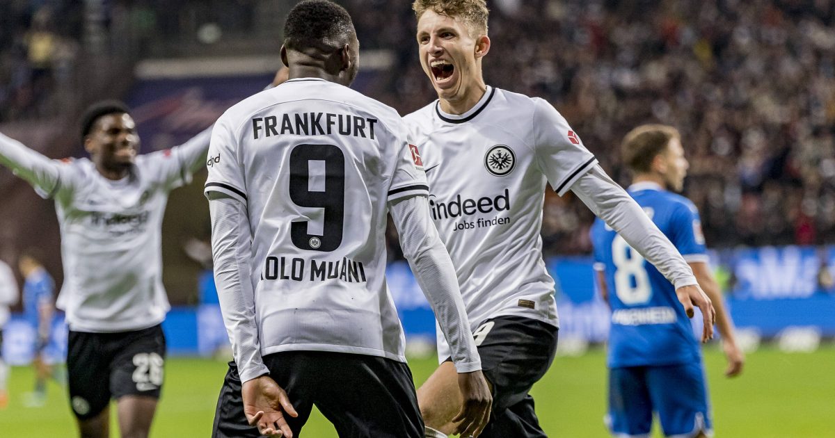 Jesper Lindström und Randal Kolo Muani jubeln über den Heimsieg der Hessen. (Foto: imago/Beautiful picture)