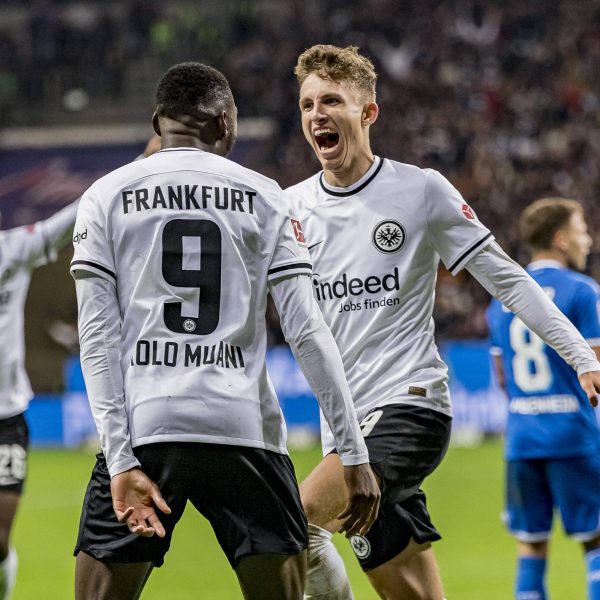  Jesper Lindström und Randal Kolo Muani jubeln über den Heimsieg der Hessen. (Foto: imago/Beautiful picture)