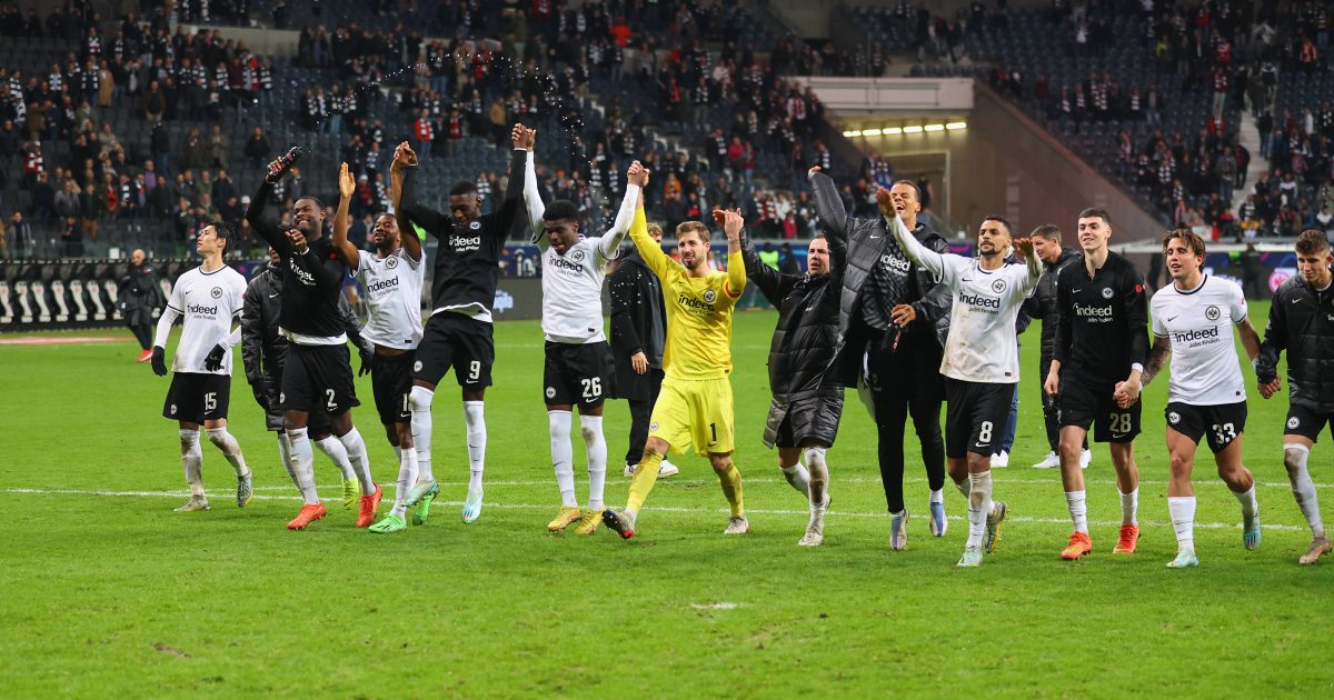  Die Eintracht gewinnt ihr letztes Heimspiel des Jahres in überragendem Stil und hat danach allen Grund zum Feiern mit den eigenen Fans. (Bild: imago images: HMB-Media)