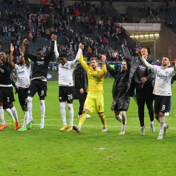  Die Eintracht gewinnt ihr letztes Heimspiel des Jahres in überragendem Stil und hat danach allen Grund zum Feiern mit den eigenen Fans. (Bild: imago images: HMB-Media)