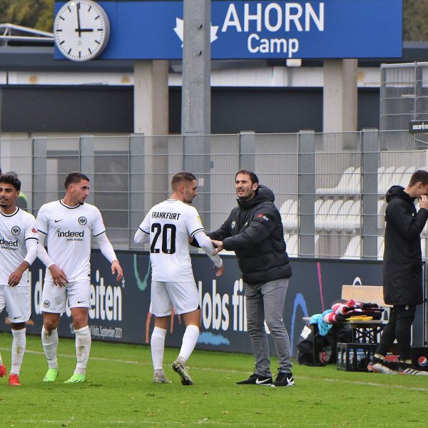  Feiert nach einem 5:0-Sieg am Samstag Tabellenplatz 2: Die U21 der SGE. (Bild: IMAGO / Hartenfelser)