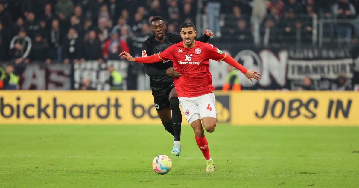  Randal Kolo Muani (schwarzes Trikot) im Laufduell mit Ex-Adlerträger Aymen Barkok. (Bild: Imago)