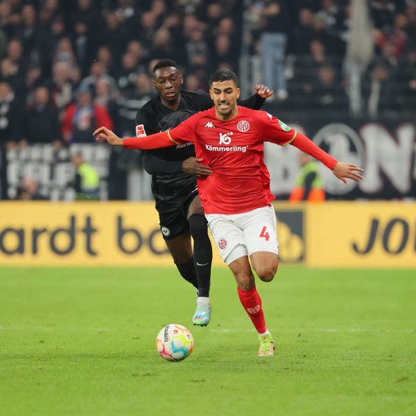  Randal Kolo Muani (schwarzes Trikot) im Laufduell mit Ex-Adlerträger Aymen Barkok. (Bild: Imago)