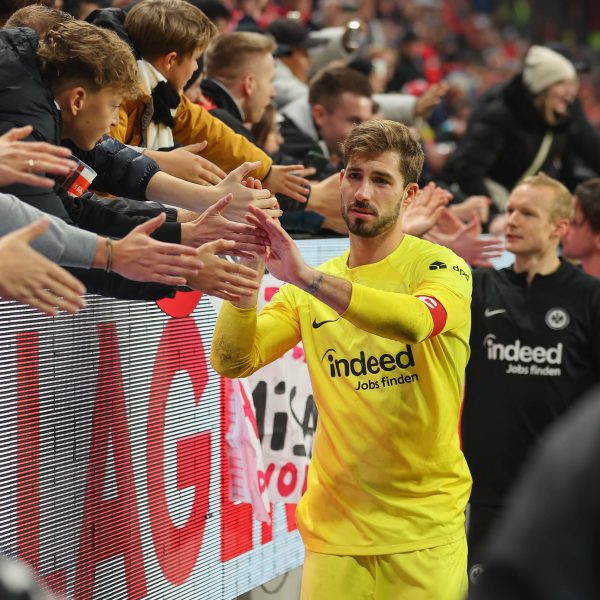  Kevin Trapp (gelbes Trikot) bedankt sich mit seinen Kollegen bei den Frankfurter Fans. (Bild: IMAGO / HMB-Media)