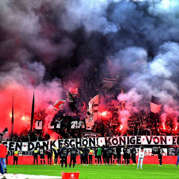  Trotz des Remis in Mainz feierten die Fans der Eintracht ihre Mannschaft wie echte Könige. Das Jahr 2022 war eines der schönsten der Vereinshistorie. (Bild: imago images / Revierfoto)