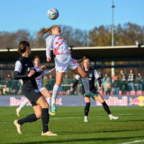  Die SGE-Frauen haben in Halbzeit eins alles im Griff. (Bild: IMAGO / Martin Stein)