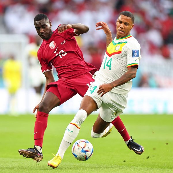  Ismael Jakobs, hier bei der WM für Senegal gegen Katar am Ball, wird mit der SGE in Verbindung gebracht. (Foto: imago/xinhua)