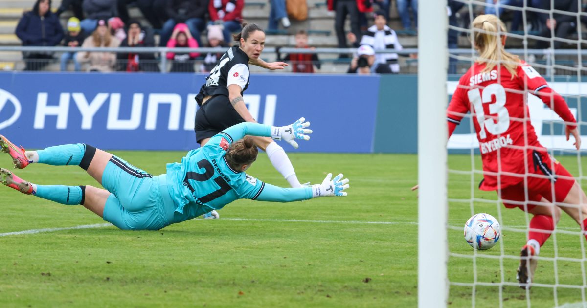Caroline Siems (rechts) verhindert die Frankfurter Führung in letzter Sekunde. (Bild: IMAGO / Eibner)