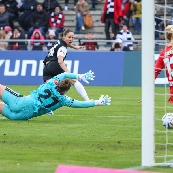  Caroline Siems (rechts) verhindert die Frankfurter Führung in letzter Sekunde. (Bild: IMAGO / Eibner)