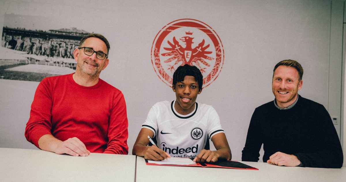  Bleibt der Eintracht langfristig erhalten: Junior Awusi Boddien (Mitte). (Foto: Eintracht Frankfurt)