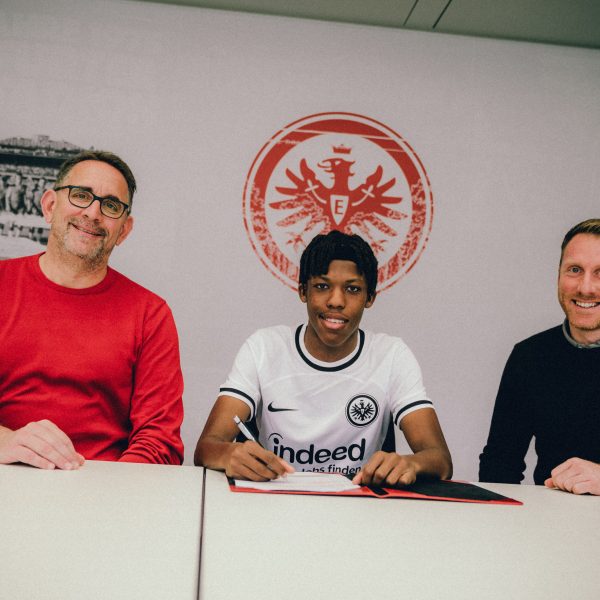 Bleibt der Eintracht langfristig erhalten: Junior Awusi Boddien (Mitte). (Foto: Eintracht Frankfurt)