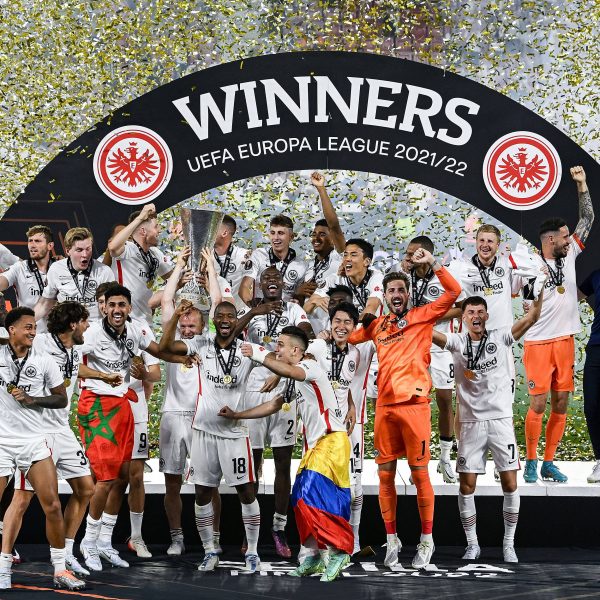  Nicht zuletzt wegen des Europa-League-Sieges hat sich die SGE den Titel zur Mannschaft des Jahres verdient. (Foto: IMAGO / Jan Huebner)