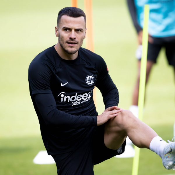 Im Juli schien es noch, als würde Filip Kostic den Weg in Frankfurt weiterbestreiten wollen (Bild: IMAGO images / Kessler-Sportfotografie)