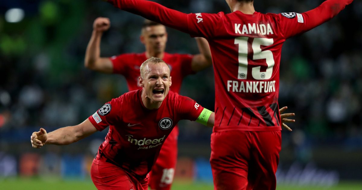 Kapitän Sebastian Rode und Daichi Kamada feierten den Sieg gegen Lissabon und somit den Achtelfinaleinzug. (Bild: IMAGO / ZUMA Wire)