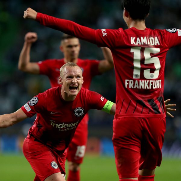 Kapitän Sebastian Rode und Daichi Kamada feierten den Sieg gegen Lissabon und somit den Achtelfinaleinzug. (Bild: IMAGO / ZUMA Wire)