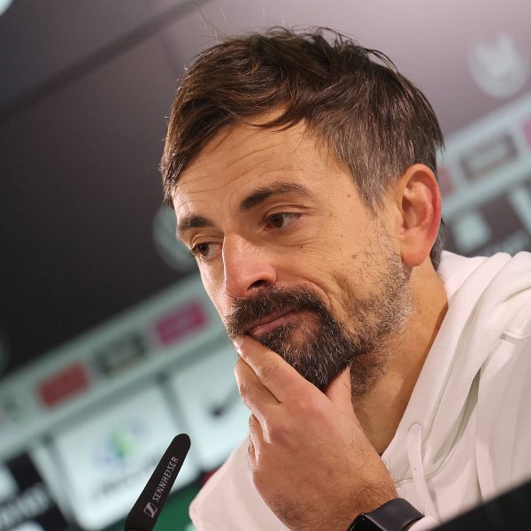  Die Niederlage gibt Eintracht-Trainer Niko Arnautis viel Stoff zum Nachdenken. (Bild: IMAGO / Hübner)