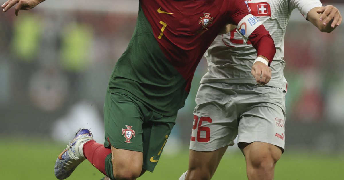  Ardon Jashari (rechts), hier im Duell mit Cristiano Ronaldo, soll das Eintracht-Interesse geweckt haben. (Foto: imago/Xinhua)