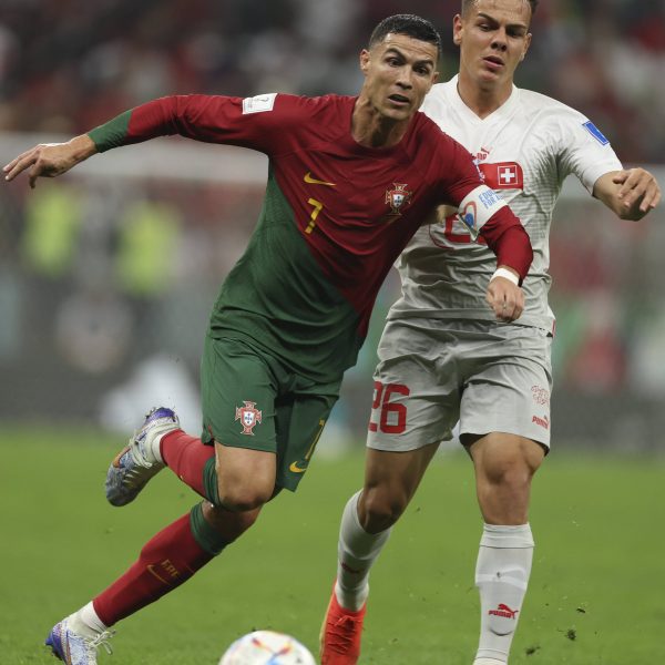  Ardon Jashari (rechts), hier im Duell mit Cristiano Ronaldo, soll das Eintracht-Interesse geweckt haben. (Foto: imago/Xinhua)