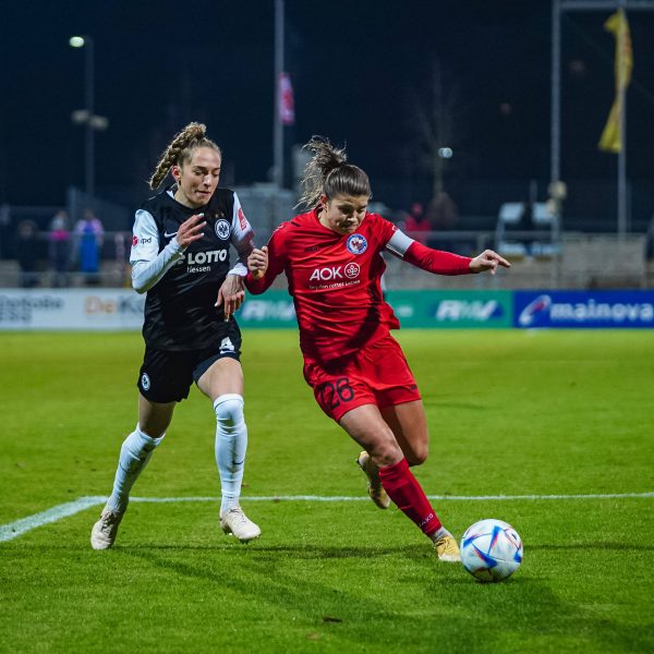  Sophia Kleinherne (links) lässt gegen Potsdam hinten nichts anbrennen. (Bild: IMAGO / Sports Press Photo)