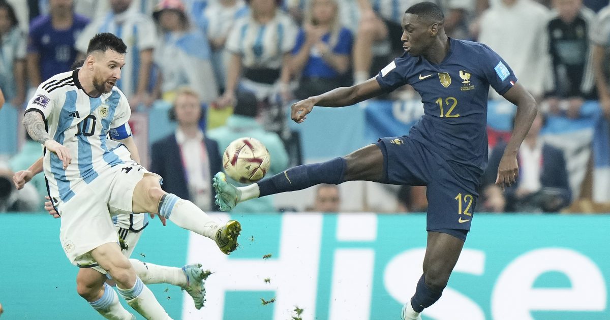  Randal Kolo Muani stibizt Lionel Messi den Ball. (Foto: IMAGO / NurPhoto)