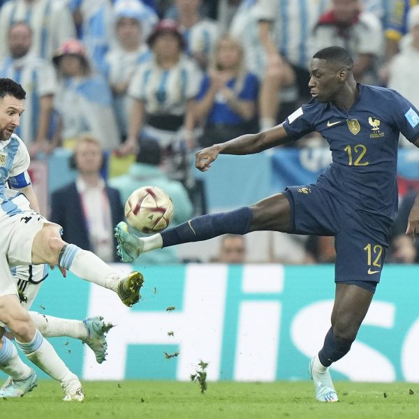  Randal Kolo Muani stibizt Lionel Messi den Ball. (Foto: IMAGO / NurPhoto)