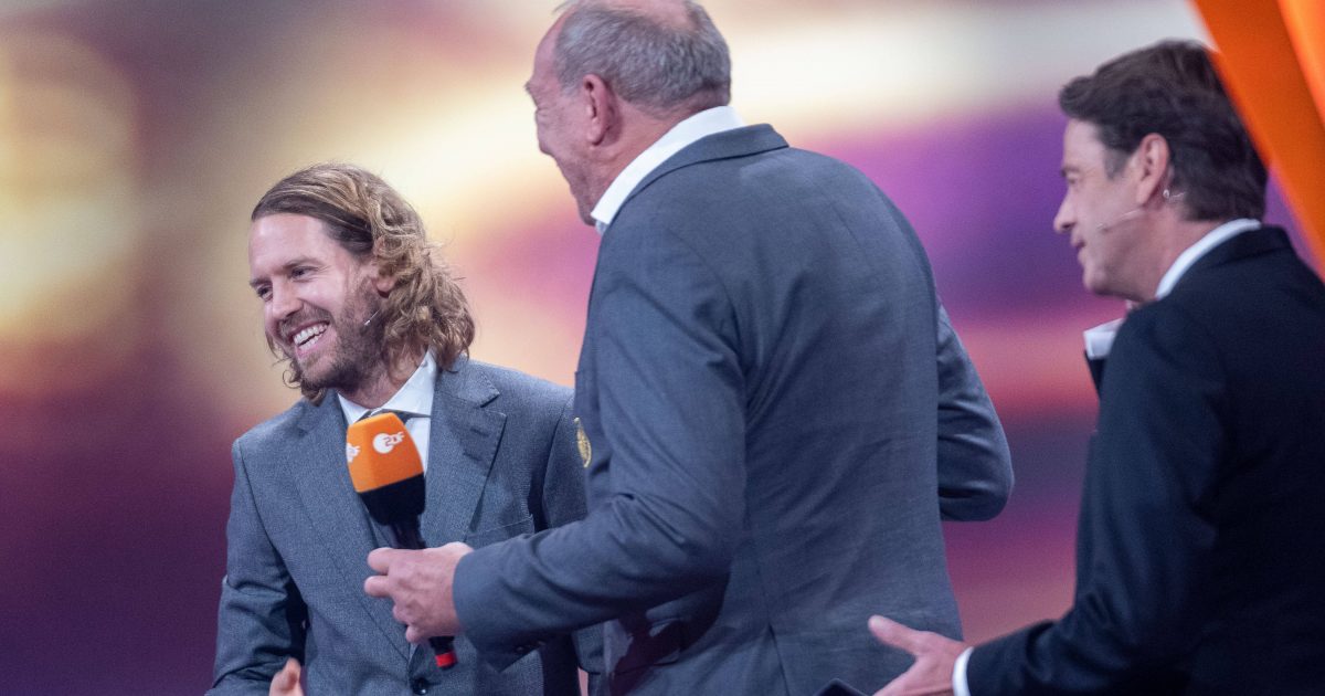  Sebastian Vettel und Peter Fischer mit Moderator Rudi Cerne bei der Preisverleihung in Baden-Baden. (Foto: IMAGO / Eibner)