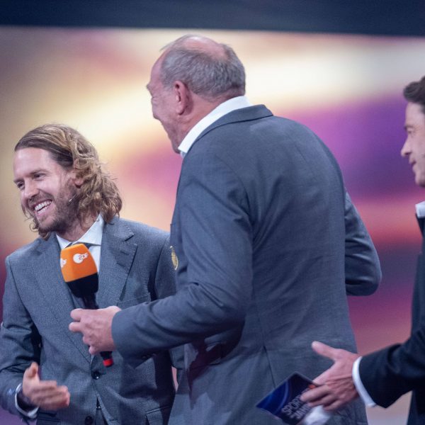  Sebastian Vettel und Peter Fischer mit Moderator Rudi Cerne bei der Preisverleihung in Baden-Baden. (Foto: IMAGO / Eibner)