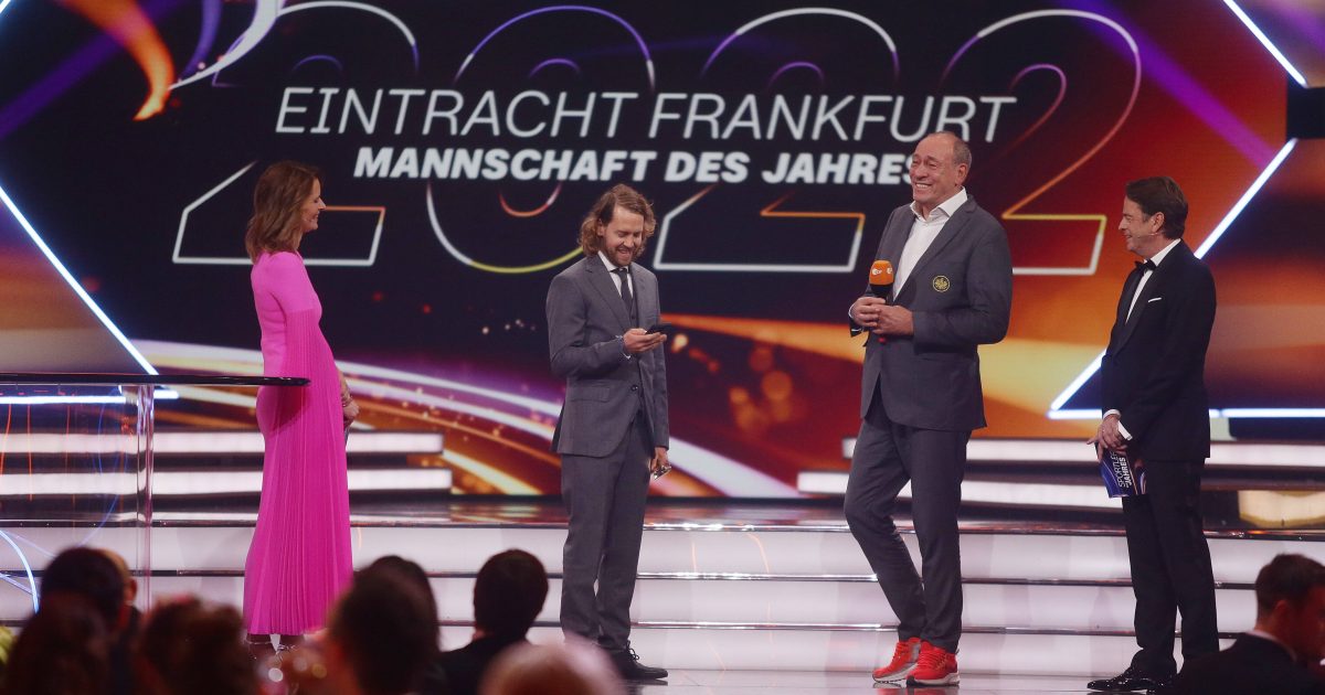 Verdiente Auszeichnung: Die Eintracht ist die „Mannschaft des Jahres“ 2022. Sebastian Vettel hielt im ZDF die Laudatio auf „seine“ Eintracht. (Bild: IMAGO / Pressefoto Baumann)