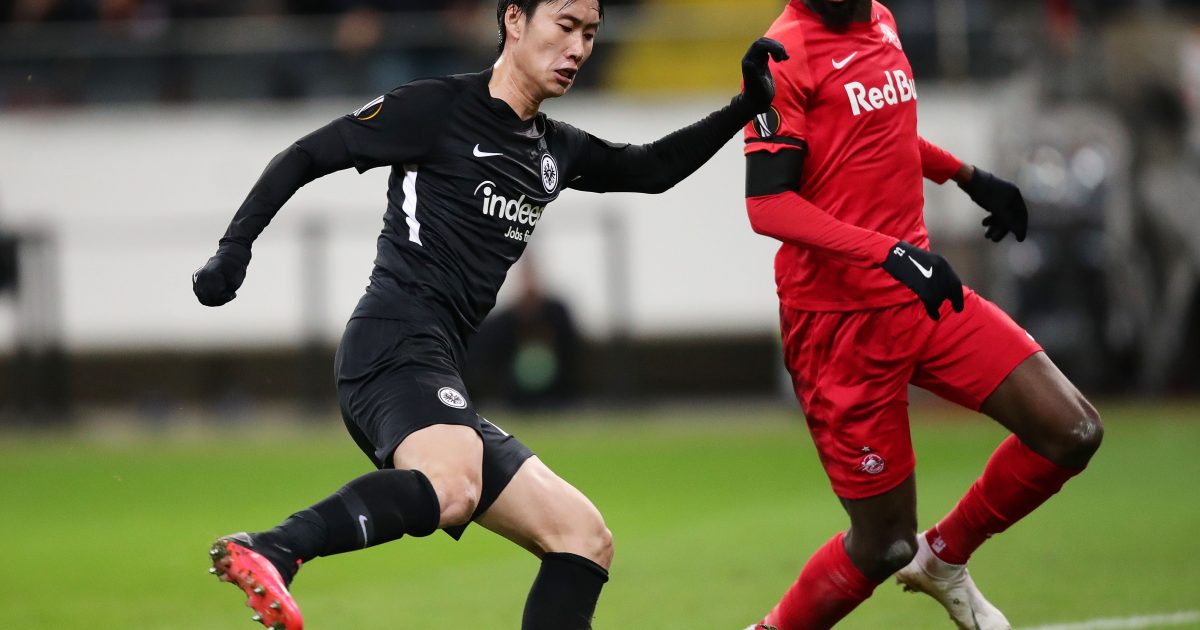 Jerome Onguene, wird in der Rückrunde wieder das Trikot von RB Salzburg überziehen - wie hier in der Europa League als er gegen die Eintracht spielte. (Bild: Foto Rhode)