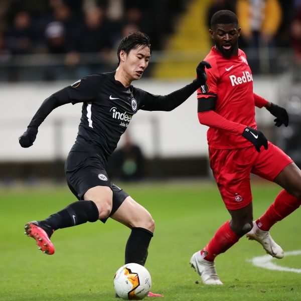  Jerome Onguene, wird in der Rückrunde wieder das Trikot von RB Salzburg überziehen - wie hier in der Europa League als er gegen die Eintracht spielte. (Bild: Foto Rhode)